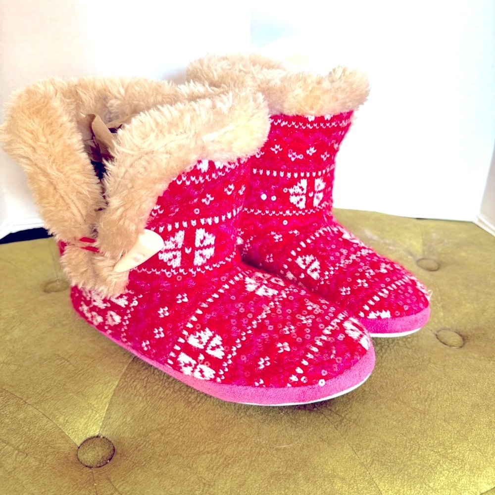 FAIRE ISLE BOOTIE SLIPPERS RED PINK WHITE FAUX FUR SEQUIN ALLOVER TOGGLE LG 9 10